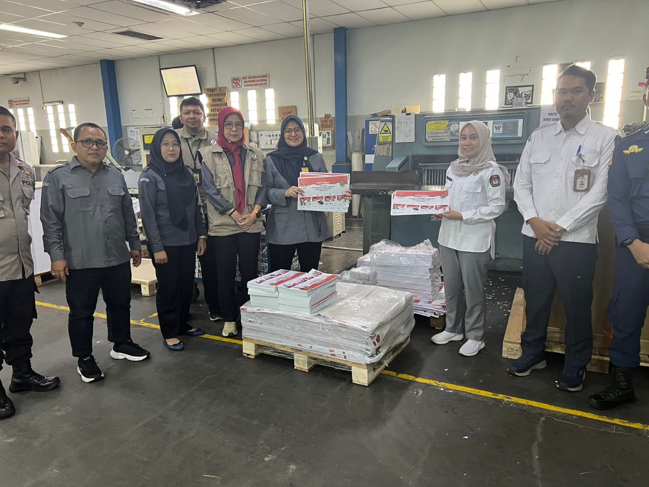 Bawaslu Kabupaten Bekasi bersama Bawaslu Jawa Barat Awasi Secara langsung pemusnahan kelebihan surat suara pemilihan gubernur dan wakil gubernur jawa barat, bupati dan wakil bupati bekasi Tahun 2024 di Percetakan Gramedia Cikarang Kabupaten Bekasi, Senin 25/11/2024).