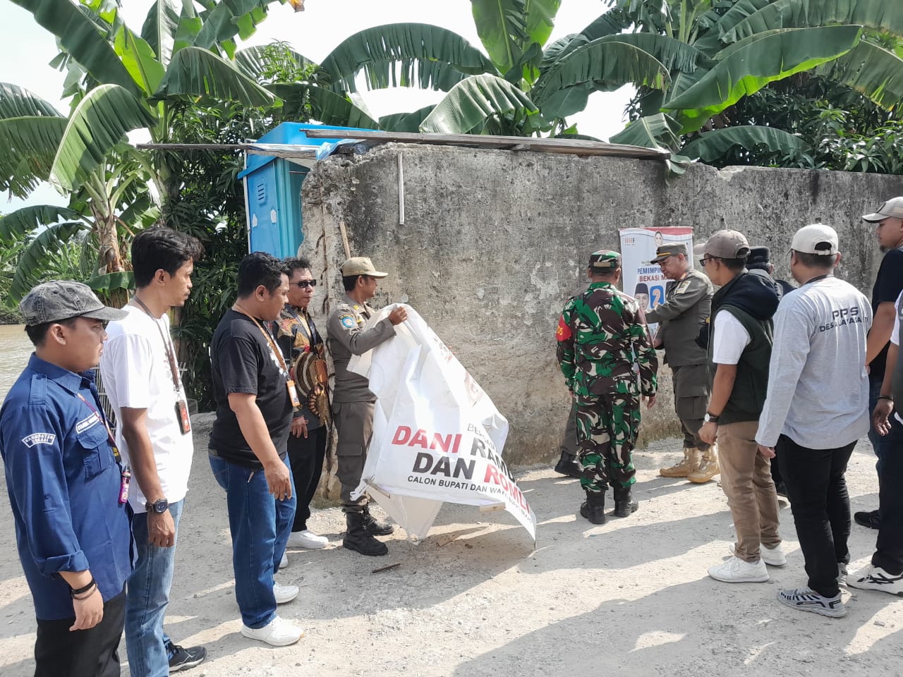 Penertiban Alat Peraga Kampanye (APK) bersama jajaran Pengawas, KPU, Satpol PP dan Dinas terkait di Wilayah Kabupaten Bekasi, Minggu (24/11/2024).