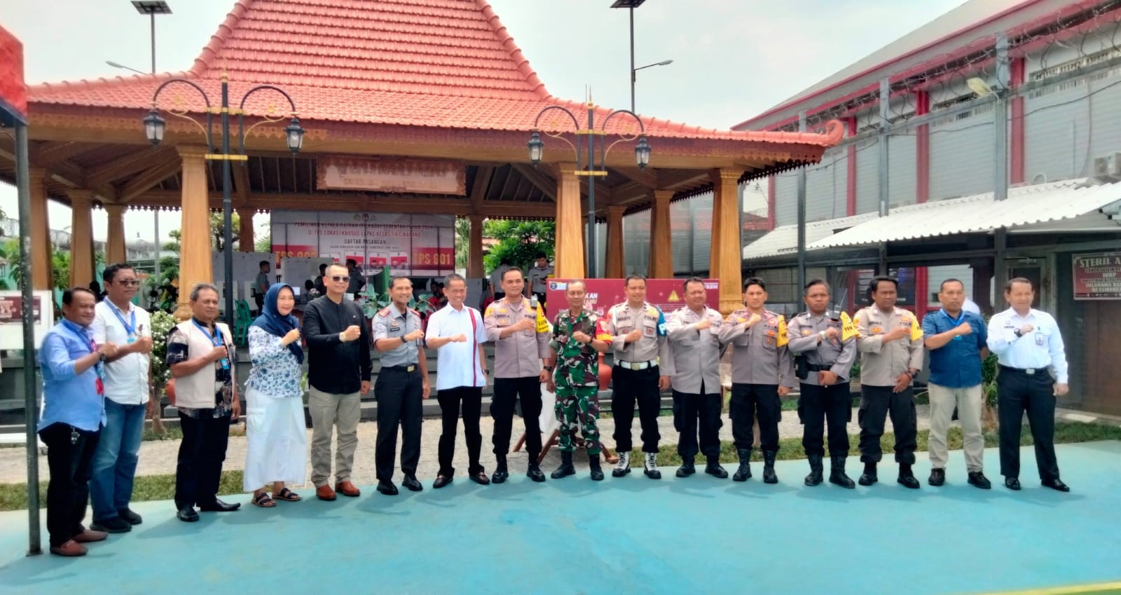 Pimpinan Bawaslu Kabupaten Bekasi, Syahroji, lakukan patroli pengawasan pada hari pemungutan dan penghitungan suara di TPS (Tempat Pemungutan Suara), Rabu (27/11/2024).