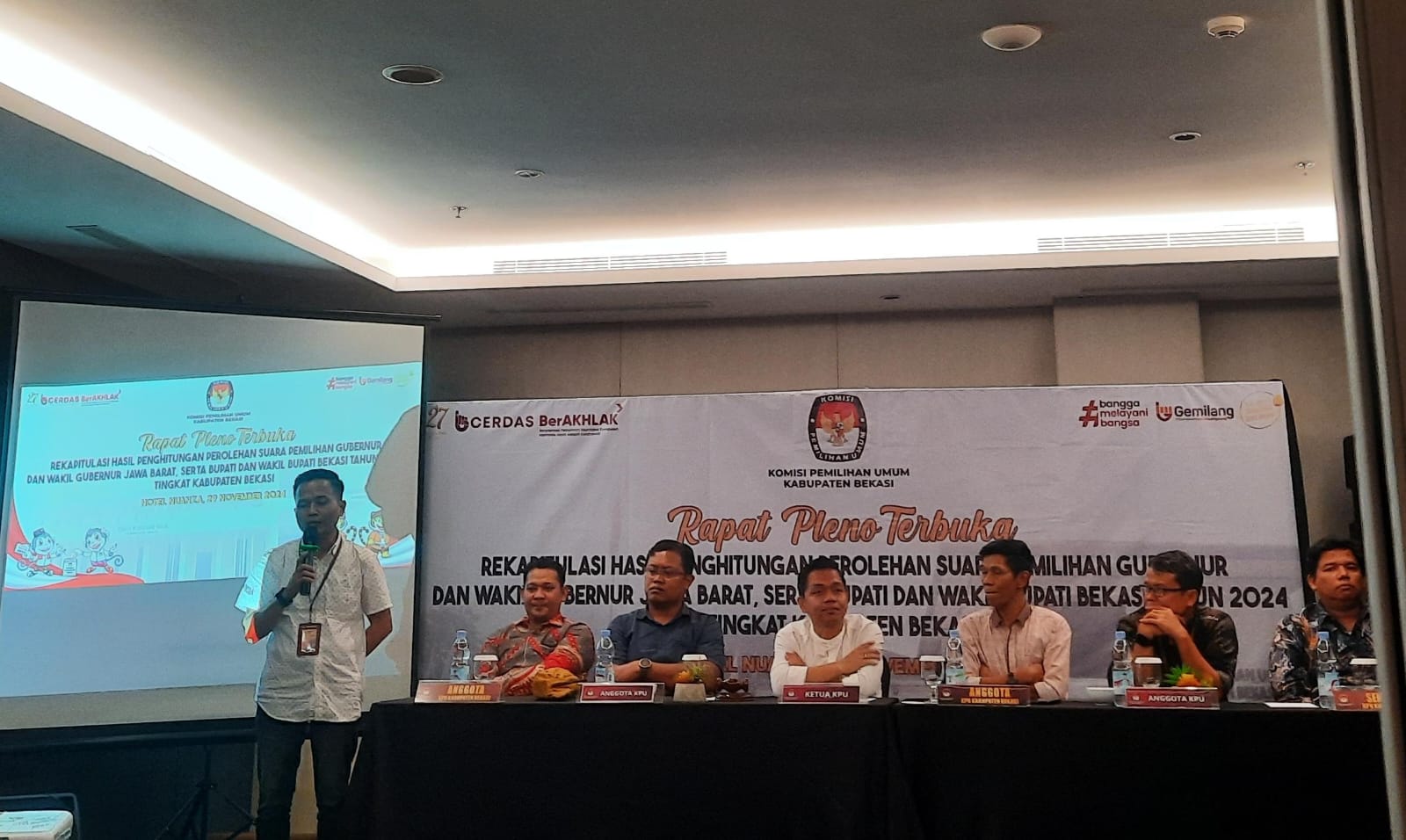 Ketua Bawaslu Kabupaten Bekasi hadiri Pembukaan Rapat Pleno Terbuka Rekapitulasi Hasil Perhitungan Perolehan Suara Pemilihan Gubernur dan Wakil Gubernur Jawa Barat serta Bupati dan Wakil Bupati Bekasi Tahun 2024 Tingkat Kabupaten Bekasi, yang di gelar KPU Kabupaten Bekasi di Hotel Nuanza Cikarang, Jum'at (29/11/2024).