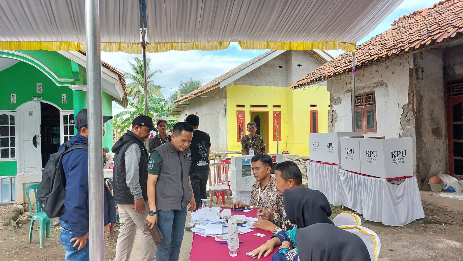 Ketua Bawaslu Kabupaten Bekasi lakukan pengawasan pelaksanaan Pemungutan Suara Ulang (PSU) yang dilaksanakan di dua Tempat Pemungutan Suara (TPS) yakni TPS 7 dan TPS 8 yang ada di Desa Setialaksana Kecamatan Cabangbungin, Kabupaten Bekasi, Kamis (05/12/2024).
