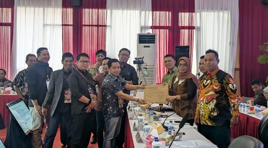 Bawaslu Kabupaten Bekasi Awasi KPU Kabupaten Bekasi dalam Rapat Pleno Terbuka Pembacaan Rekapitulasi dan Penetapan Hasil Penghitungan Perolehan Suara Pemilihan Gubernur dan Wakil Gubernur Provinsi Jawa Barat Tahun 2024 di Aula Sekretariat KPU Provinsi Jawa Barat, Kota Bandung, (9/12/2024).