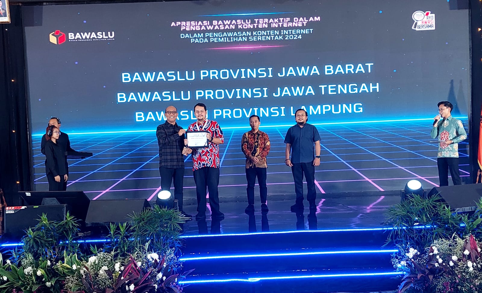 Bawaslu Provinsi Jawa Barat raih penghargaan dari Bawaslu RI, sebagai Bawaslu Provinsi teraktif dalam pengawasan Siber ( Konten Internet ) pada Pemilihan Serentak Tahun 2024 yang di gelar pada Acara Rapat Koordinasi Nasional (Rakoornas) Evaluasi Pengawasan Siber pada Pemilihan Serentak Tahun 2024 di Jakarta, Rabu (11/12/2024).