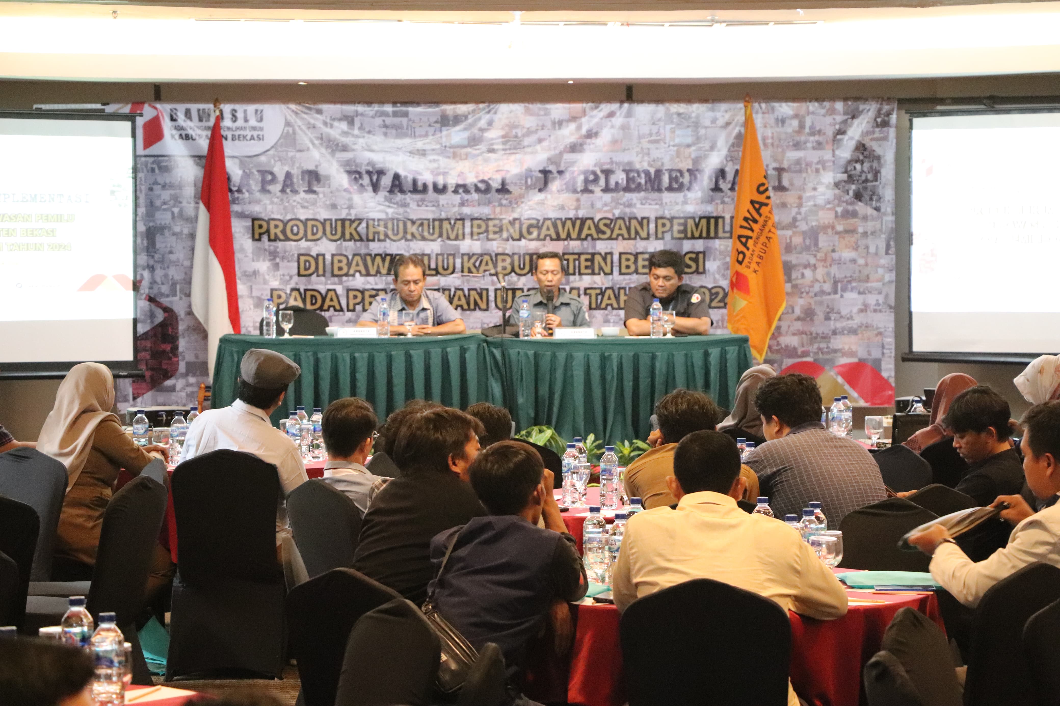 Bawaslu Kabupaten Bekasi menggelar Rapat Evaluasi Implementasi Produk Hukum Pengawasan Pemilu di Bawaslu Kabupaten Bekasi pada Pemilihan Serentak Tahun 2024 yang di gelar di Hotel Grand Zuri, Cikarang Selatan, Senin (16/12/2024).