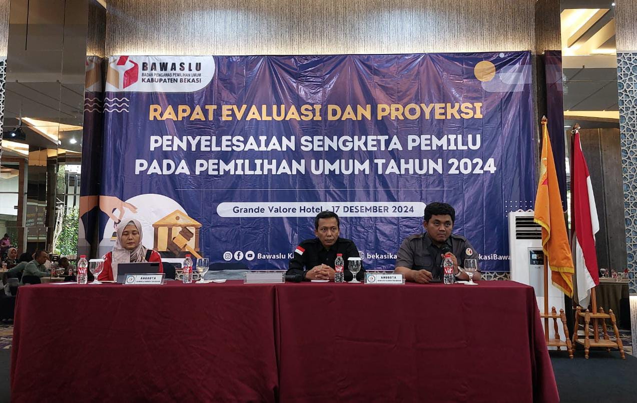Bawaslu Kabupaten Bekasi menggelar Rapat Evaluasi dan Proyeksi Penyelesaian Sengketa Pemilu 2024 di Hotel Grand Valore, Jababeka Cikarang, Selasa (17/12/2024).