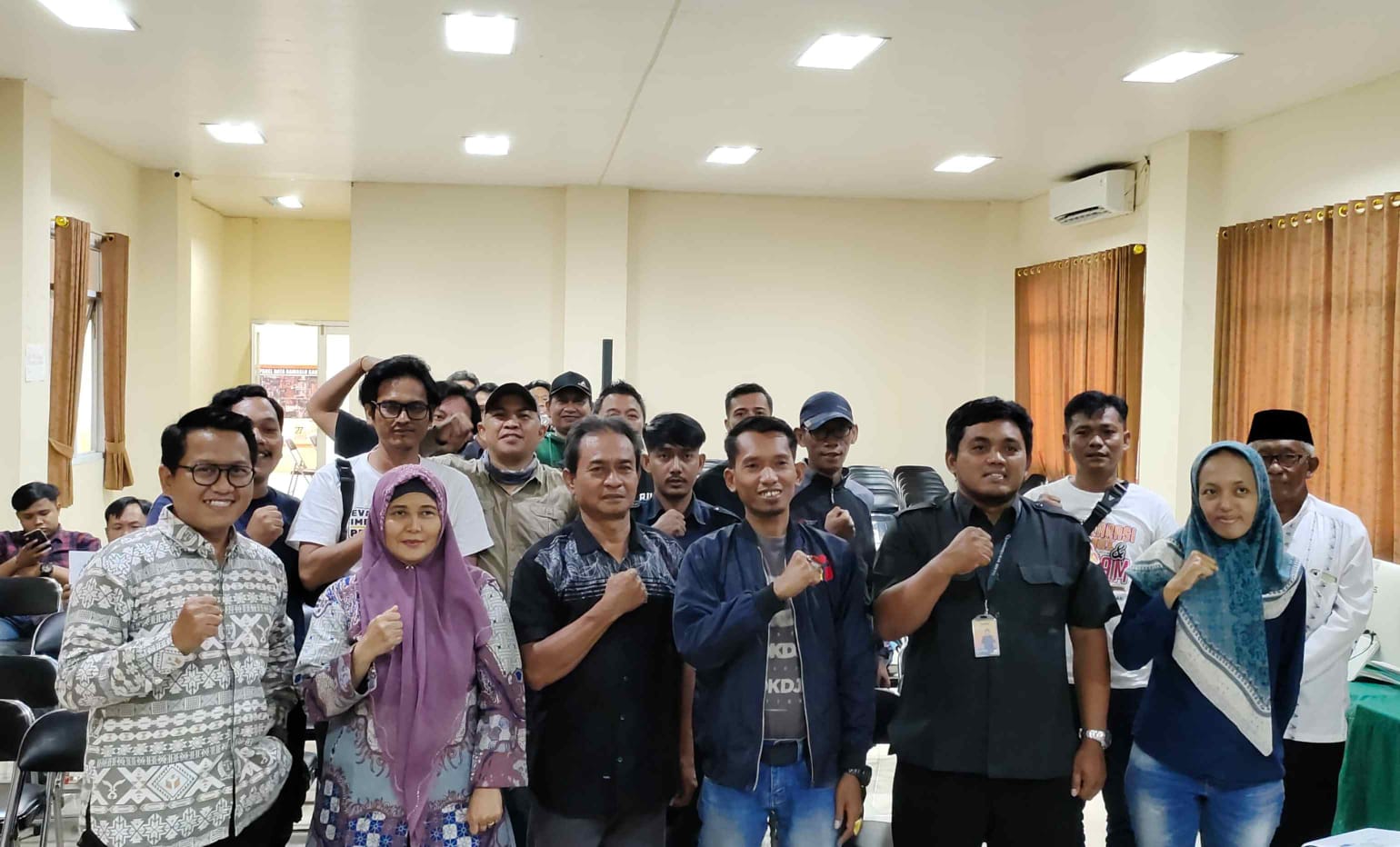Bawaslu Kabupaten Bekasi menggelar Jumpa Pers terkait Rilis Hasil Pengawasan Pada Pemilihan Serentak Tahun 2024 yang di gelar di Aula Kantor Bawaslu Kabupaten Bekasi, Jum'at (27/12/2024).