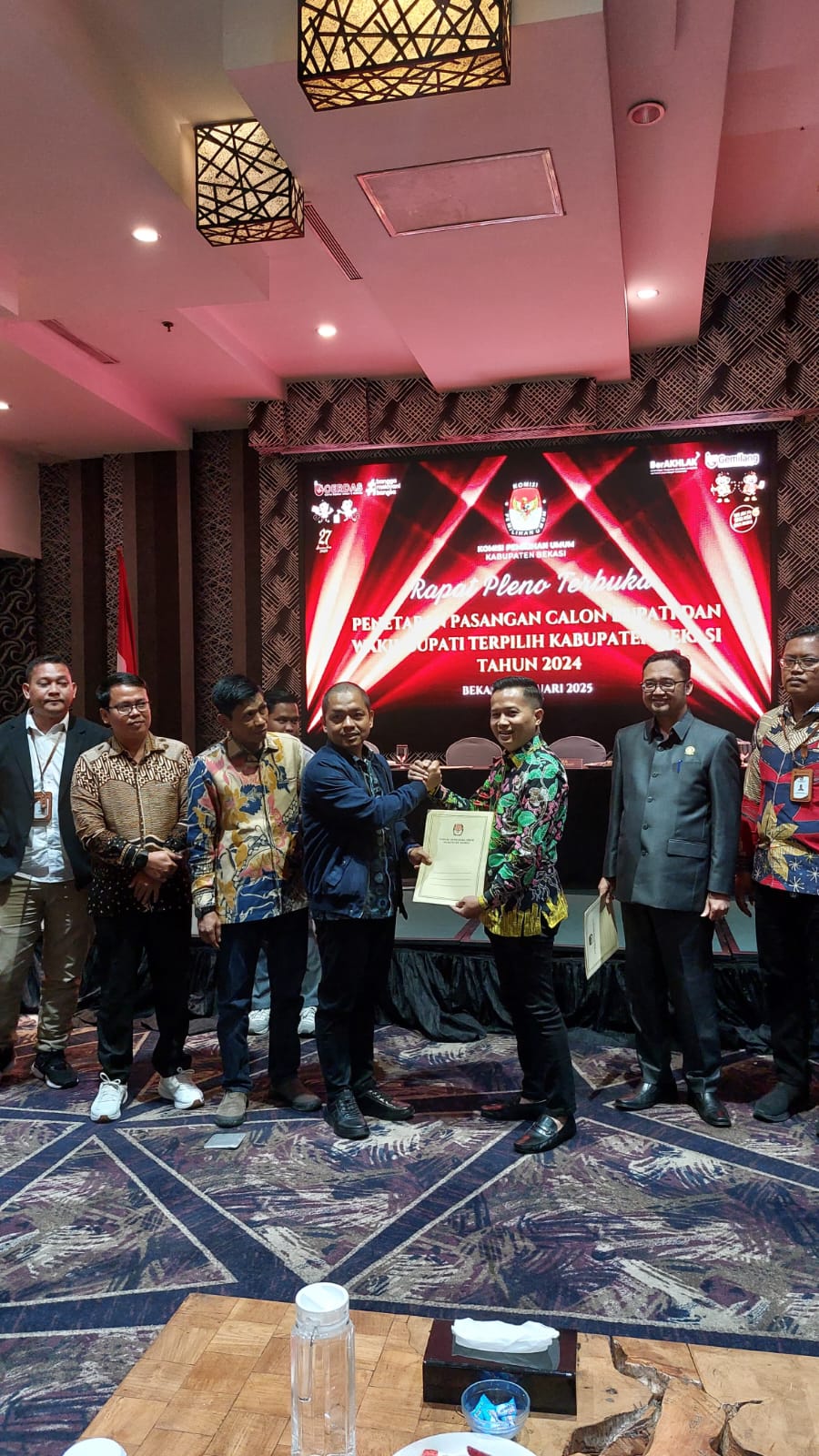 KPU Kabupaten Bekasi menyerahkan Berita Acara Pleno Rapat Terbuka Penetapan Pasangan Calon Bupati dan Wakil Bupati Terpilih Kabupaten Bekasi periode 2025 - 2030 dan di terima secara langsung oleh Ketua Bawaslu Kabupaten Bekasi, Akbar Kahadafi di Hotel Holiday Inn, Jababeka, Cikarang Selatan, Kamis (9/1/2025).