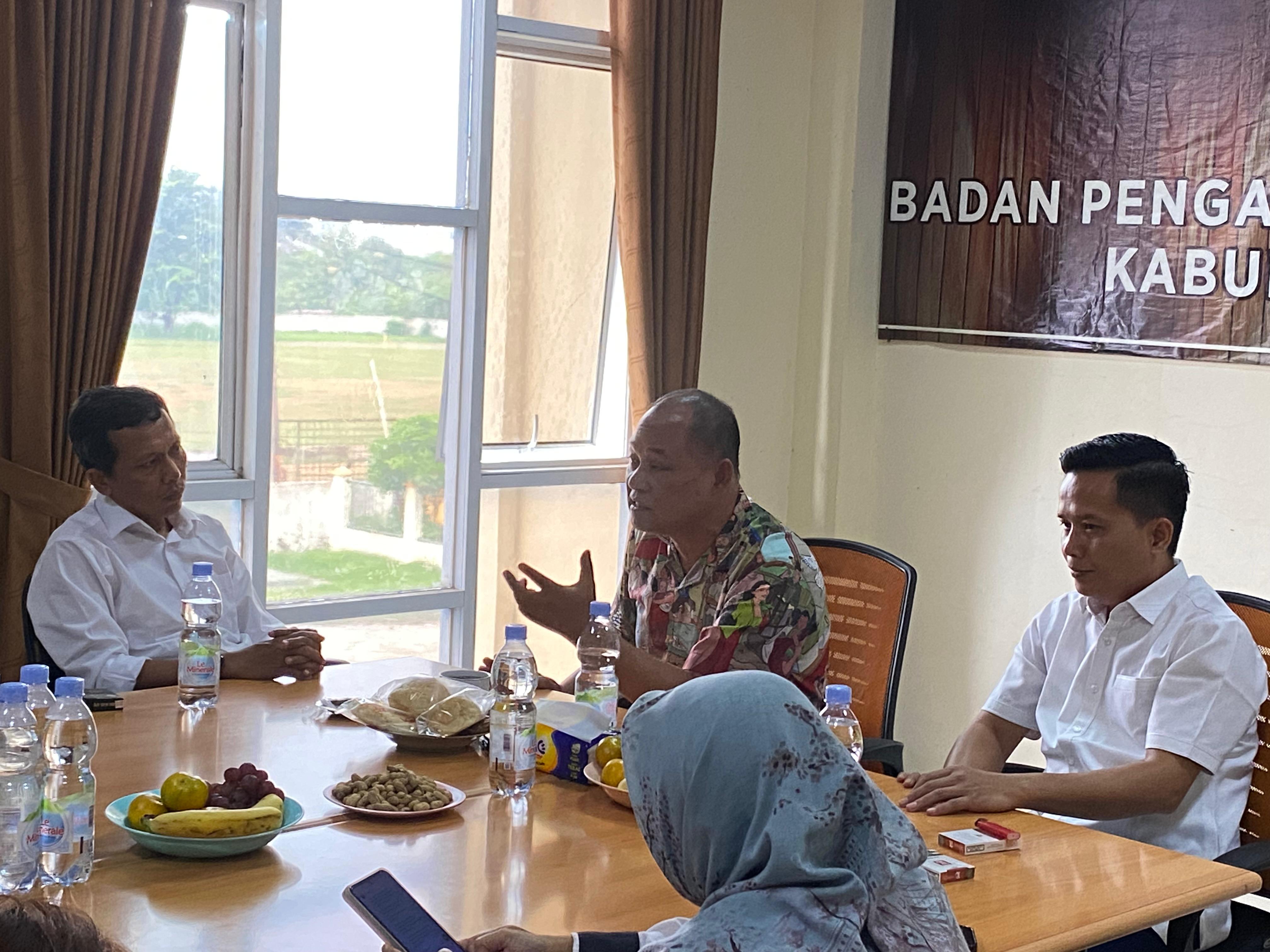 Anggota Bawaslu Republik Indonesia, Totok Hariyono, S.H. berikan arahan pada acara kunjungan ke Kantor Bawaslu Kabupaten Bekasi, pada Rabu (25/6/2025).