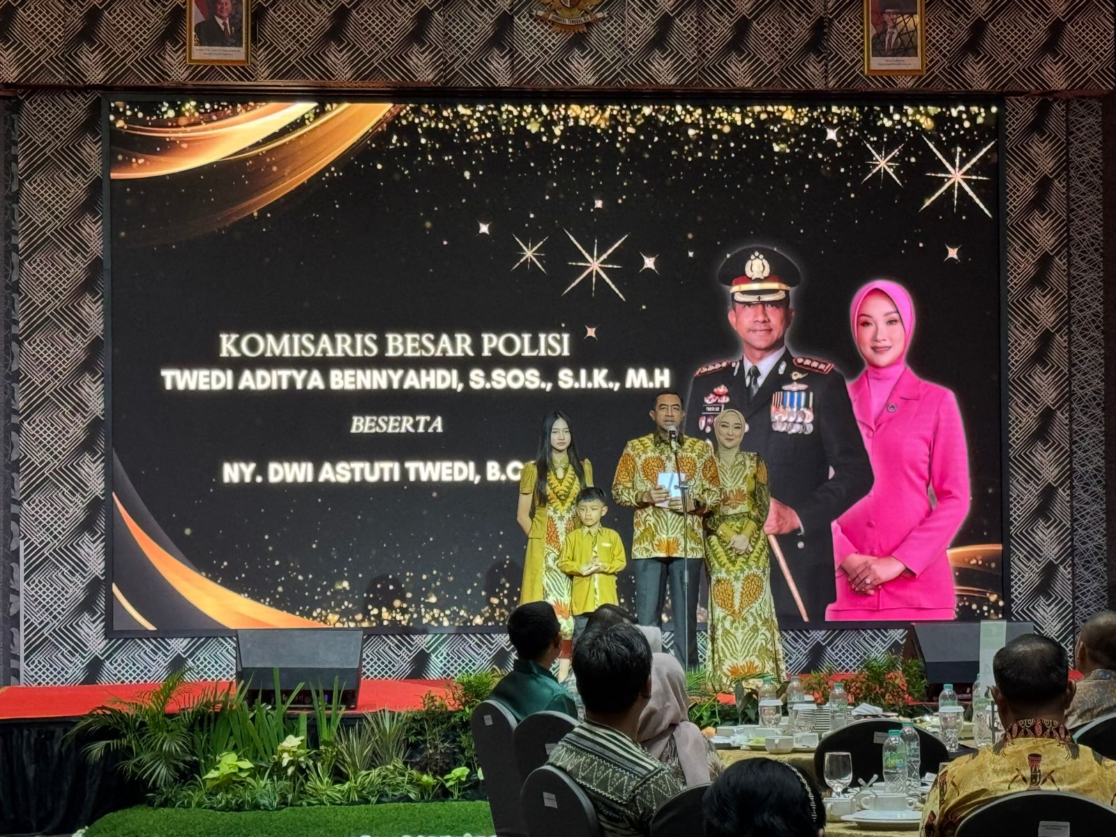 Acara Pisah Sambut Kapolres Metro Bekasi dari Kombes Pol. Twedi Aditya Bennyahdi kepada pejabat baru Kombes Pol. Mustofa, di Ballroom Hotel Holiday Inn Jababeka Cikarang, Jum’at (10/01/2025).