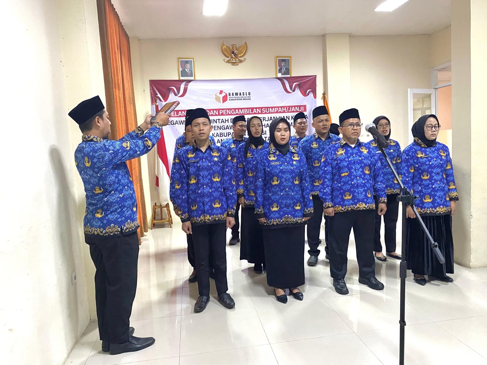 Prosesi Pelantikan dan Pengambilan Sumpah/Janji Pegawai Pemerintah dengan Perjanjian Kerja (PPPK) Tahap I Tahun Anggaran 2024, di Kantor Sekretariat Bawaslu Kabupaten Bekasi, secara daring pada Selasa (1/7/2025).