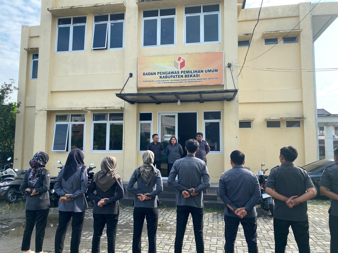 Kepala Sekretariat Bawaslu Kabupaten Bekasi, Butet Lilawati bertindak sebagai Pembina Apel dalam Kegiatan Apel Pagi Bawaslu di Halaman Kantor Bawaslu Kabupaten Bekasi, pada Senin (7/7/2025).