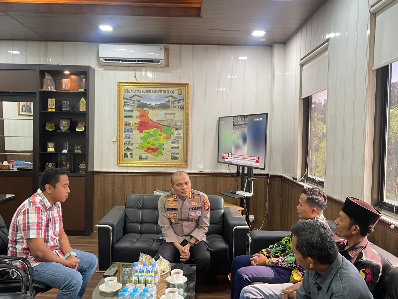 Ketua dan Anggota Bawaslu Kabupaten Bekasi lakukan Kunjungan Silaturahmi dan Audensi dengan Kapolres Metro Bekasi  di Polres Metro Bekasi, pada Kamis (24/7/2025).