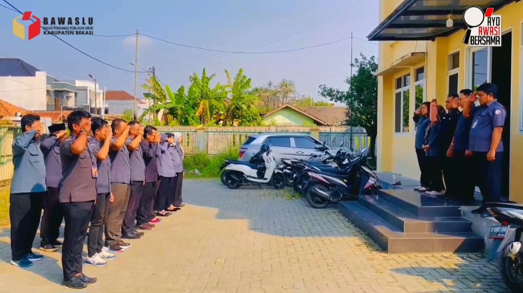 Bawaslu Kabupaten Bekasi melaksanakan Apel Pagi di Halaman Kantor Bawaslu Kabupaten Bekasi, pada Senin (21/7/2025).
