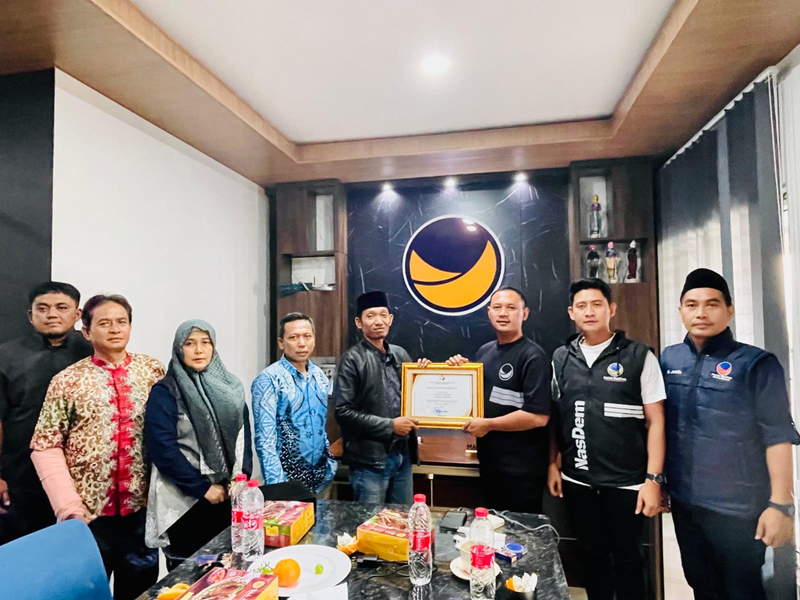 Pimpinan Bawaslu Kabupaten Bekasi berikan cendramata kepada DPD Partai Nasdem pada Acara Audensi di Kantor Sekretariat DPD Partai Nasdem, Sabtu (26/7/2025).