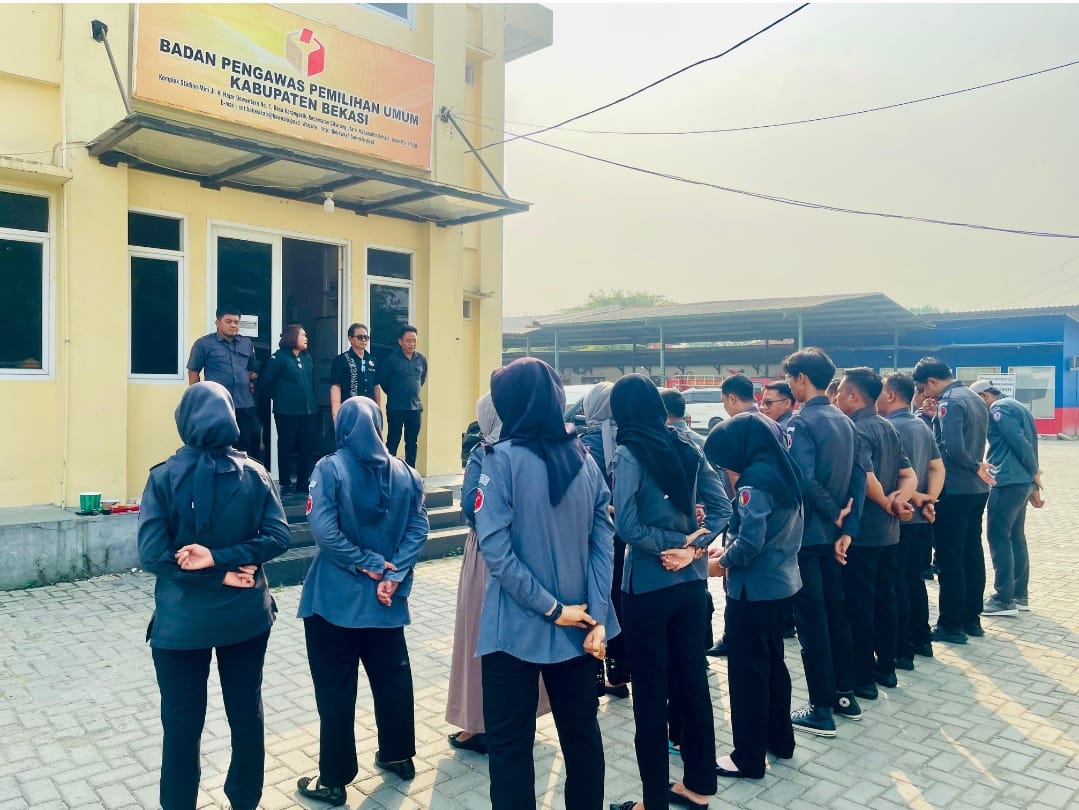 Jajaran Bawaslu Kabupaten Bekasi laksanakan Apel Pagi di Halaman Kantor Bawaslu Kabupaten Bekasi, pada Senin (28/7/2025).