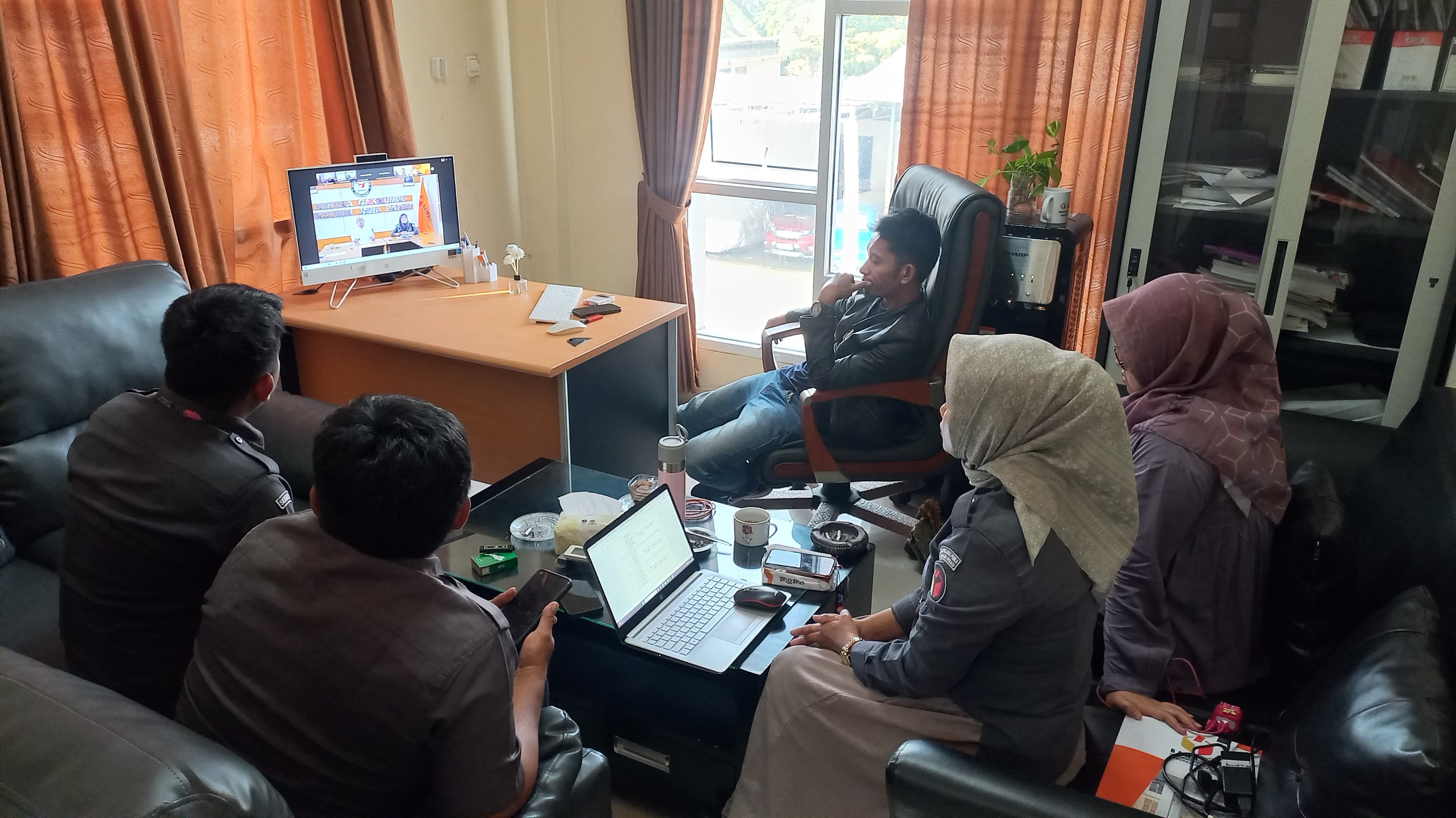 Koordinator Divisi Data dan Informasi beserta Kasubag dan Staf Bawaslu KabupatenBekasi mengikuti proses penilaian Self Assessment Questionnaire (SAQ) Keterbukaan Informasi Publik yang dilaksanakan oleh Bawaslu Provinsi Jawa Barat secara daring, di Kantor Bawaslu Kabupaten Bekasi, pada Senin (7/7/2025).