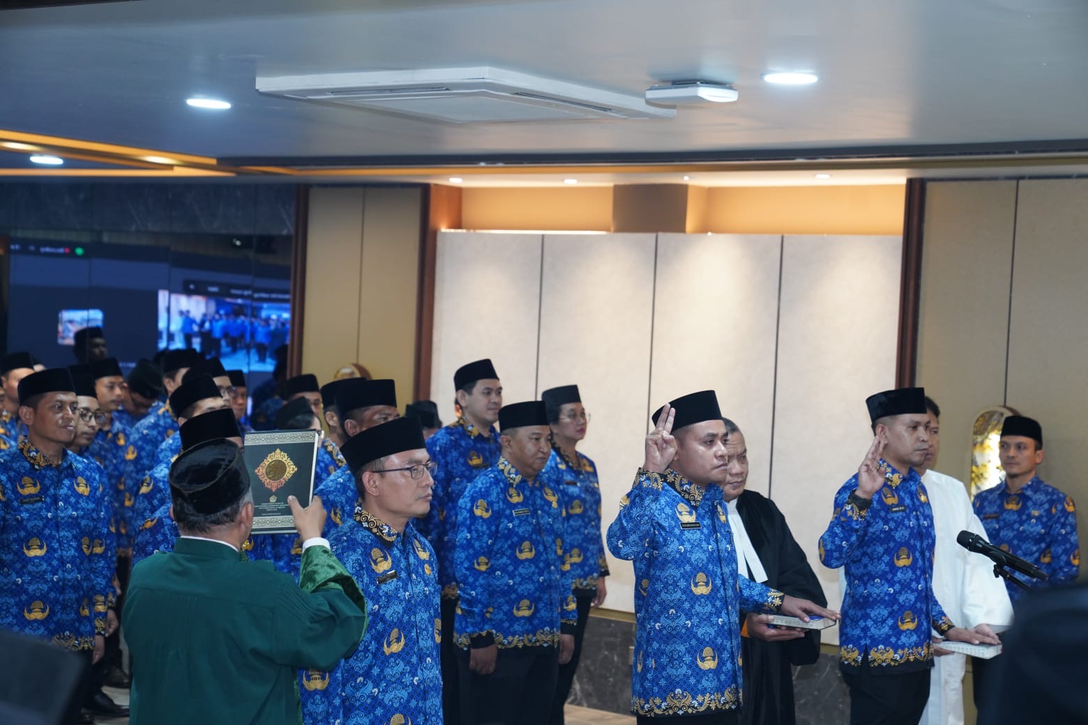 Pengambilan sumpah/janji Pegawai Pemerintah dengan Perjanjian Kerja (PPPK) melalui daring dan luring di Gedung Bawaslu, Jakarta, Selasa (1/7/2025).