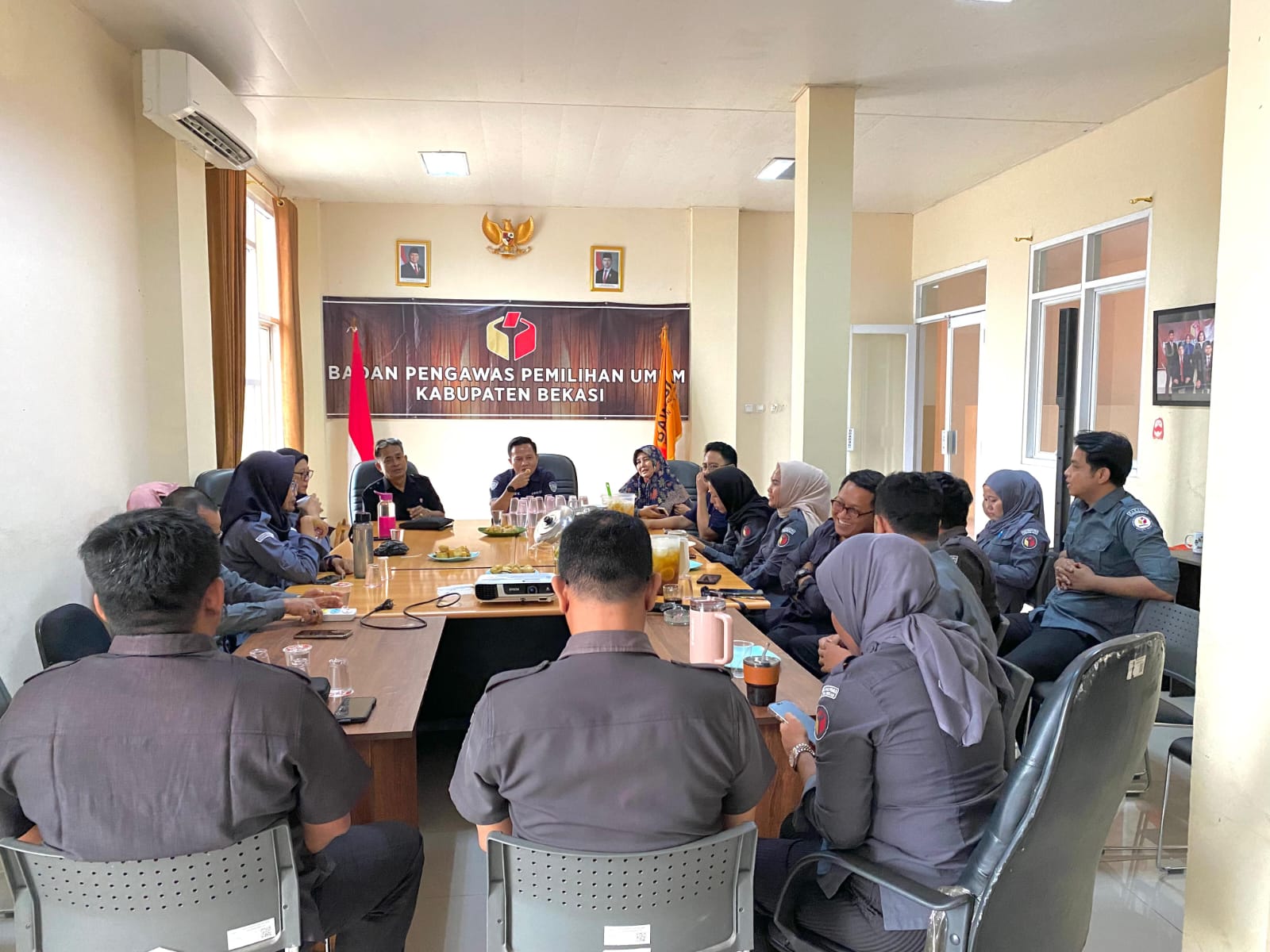 Suasana Rapat Internal bersama Pimpinan dan Jajaran Sekretariat di Aula Kantor Sekretariat Bawaslu Kabupaten Bekasi, pada Senin (4/8/2025).  