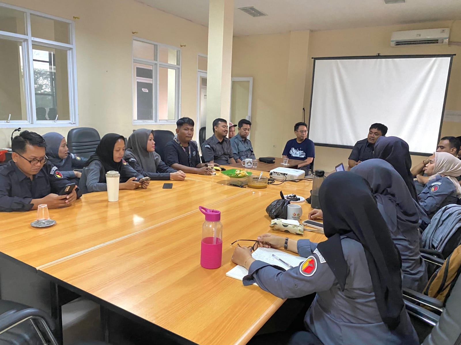 Kegiatan Kajian dan Diskusi mengenai hukum dan penyelesaian sengketa yang di pimpin oleh pengampu divisi Hukum Penyelesaian Sengketa (HPS) yang di gelar di Aula Sekretariat Bawaslu Kabupaten Bekasi, pada Senin (4/8/2025).