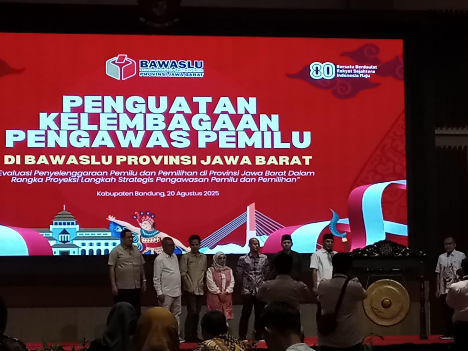 Ketua dan Anggota Bawaslu Jabar sedang membuka acara penguatan kelembagaan pengawas pemilu secara simbolis dengan pemukulan gong (20/08/2025)