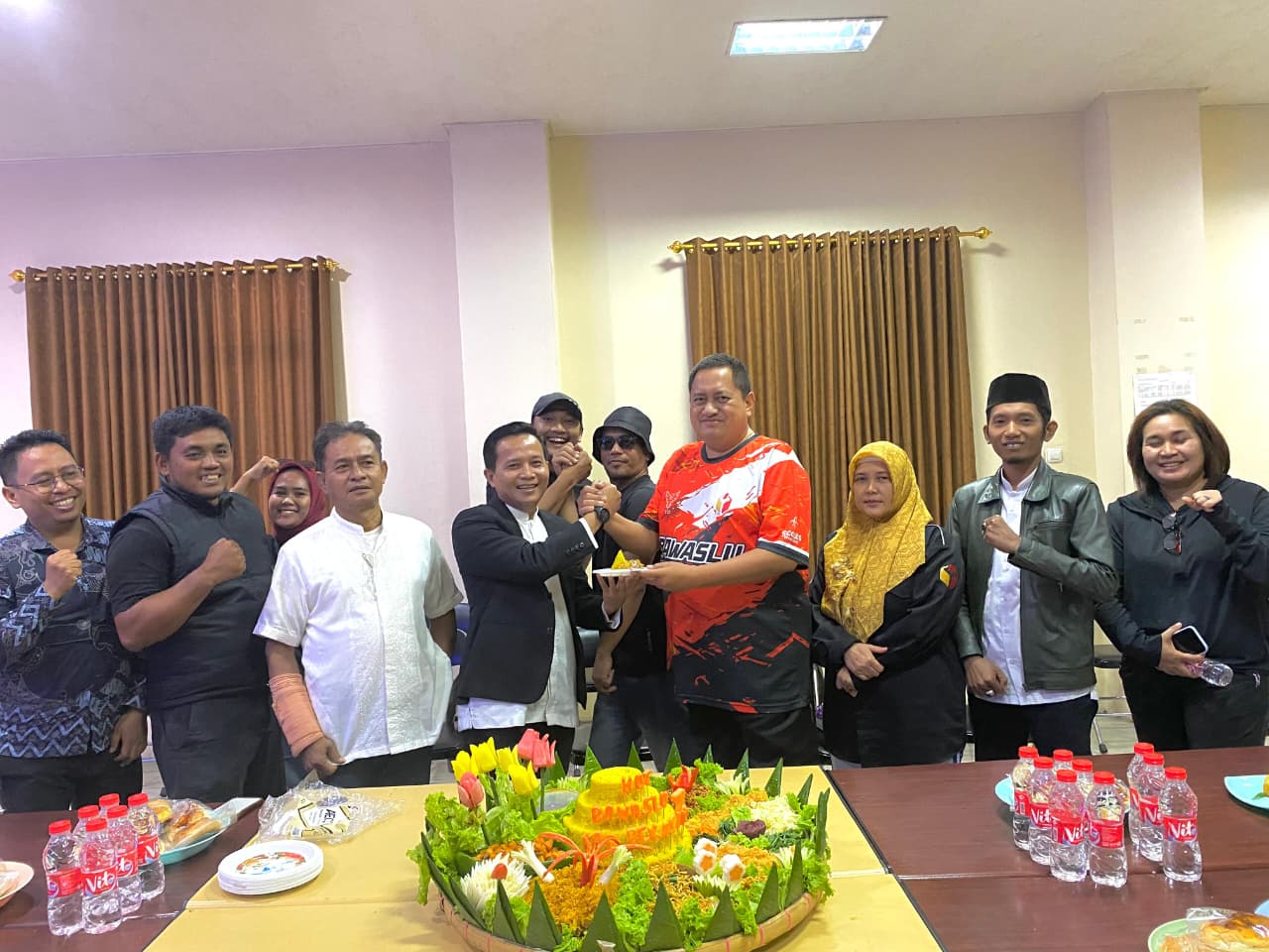 Bawaslu Kabupaten Bekasi merayakan Peringatan dan Tasyakuran Hari Ulang Tahun (HUT) Bawaslu Kabupaten Bekasi yang Ke- 7 Tahun dengan Potong Tumpeng yang di gelar di Aula Kantor Bawaslu Kabupaten Bekasi, Jum'at (15/8/2025).