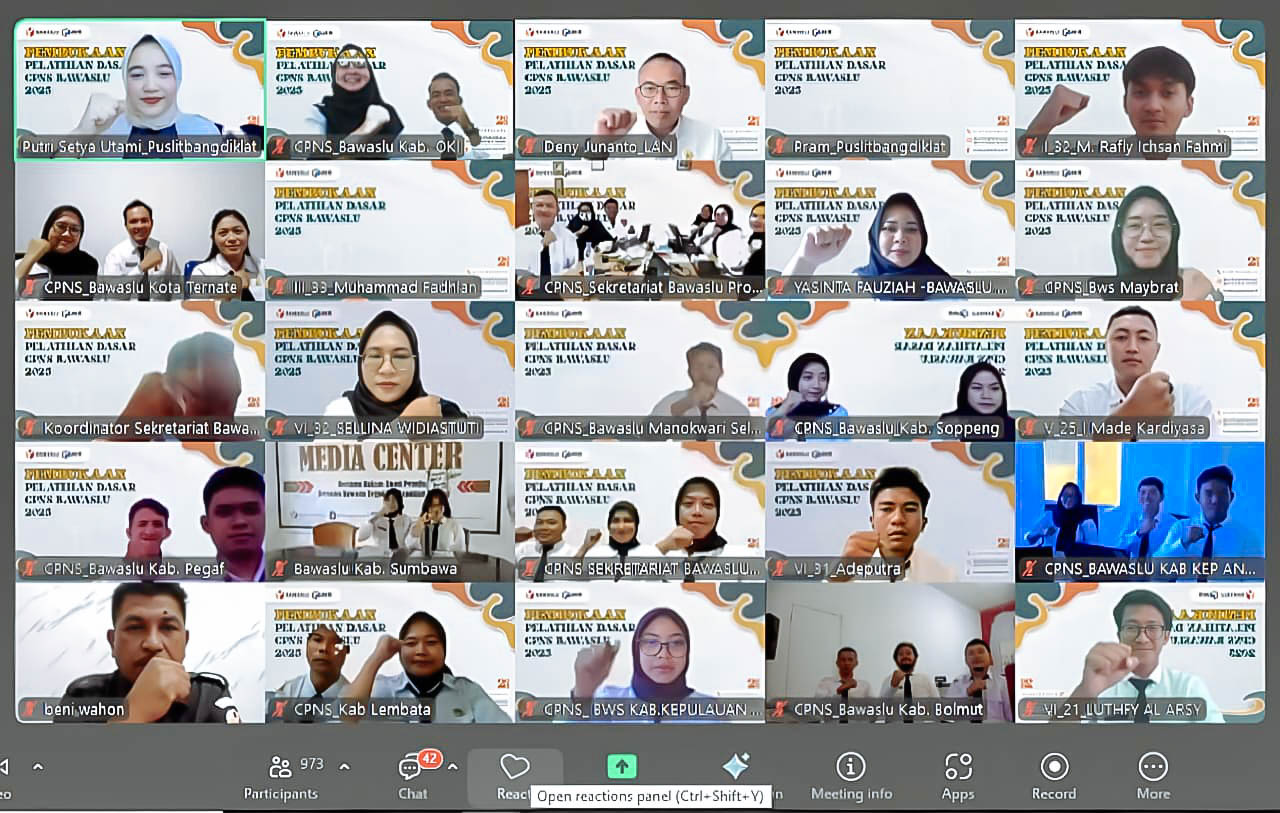 Tiga Pegawai CPNS Bawaslu Kabupaten Bekasi sedang mengikuti Pembukaan Latsar CPNS Tahun 2025 secara daring, Senin (25/8/2025).