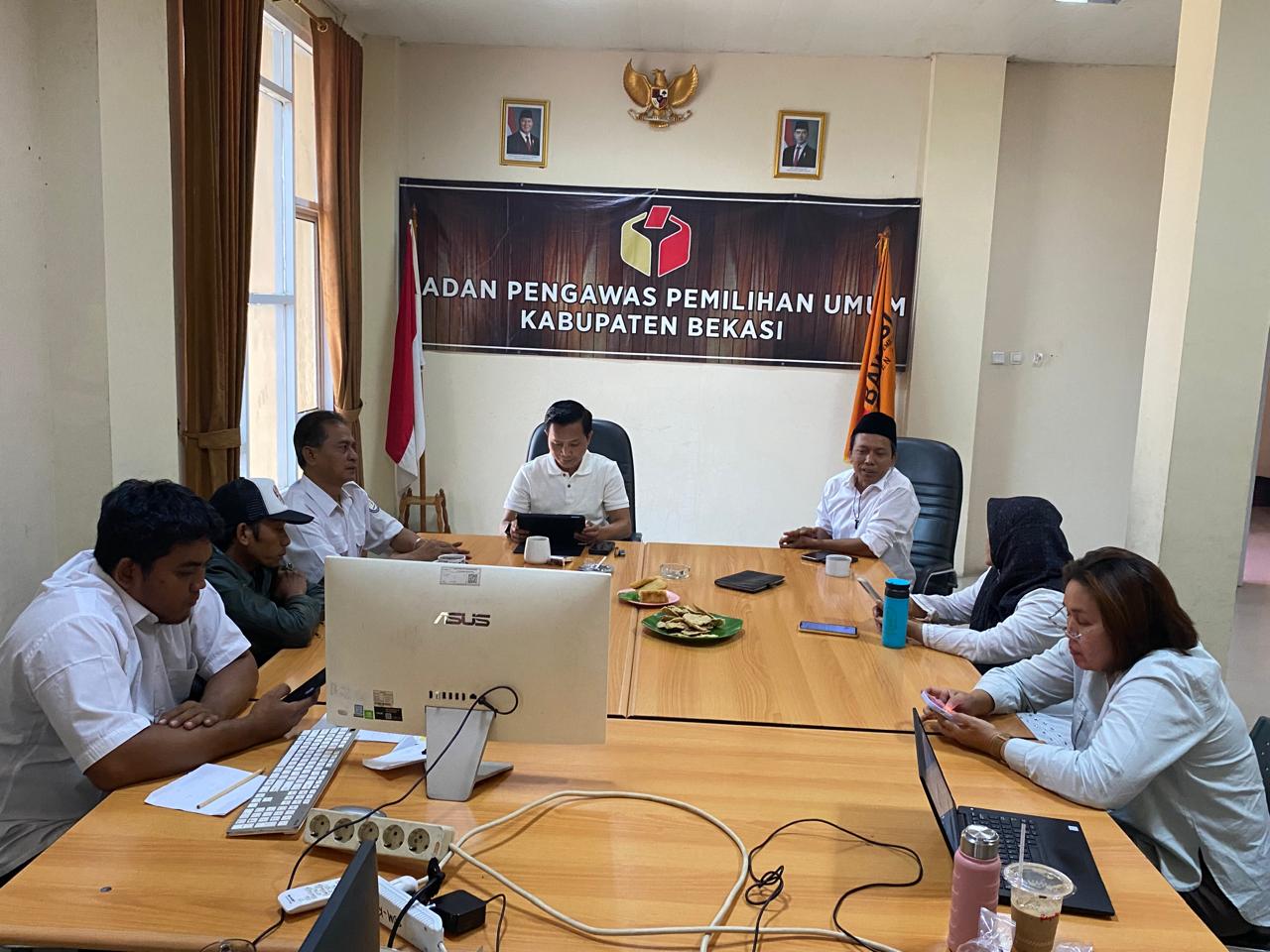 Ketua dan Anggota Bawaslu Kabupaten Bekasi di dampingi Kepala Sekretariat dan Kasubag lakukan Rapat Pleno Mingguan yang di gelar di Ruang Rapat Kantor Bawaslu Kabupaten Bekasi, pada Rabu (27/8/2025).
