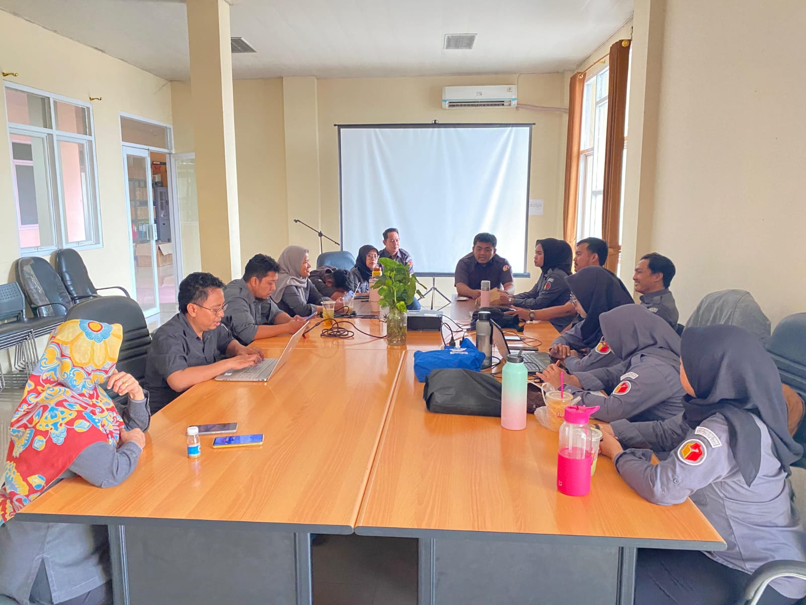 Rapat Diskusi Kajian dengan Divisi Penanganan Pelanggaran dan Data Informasi, di Kantor Bawaslu Kabupaten Bekasi, pada Senin (11/8/2025).