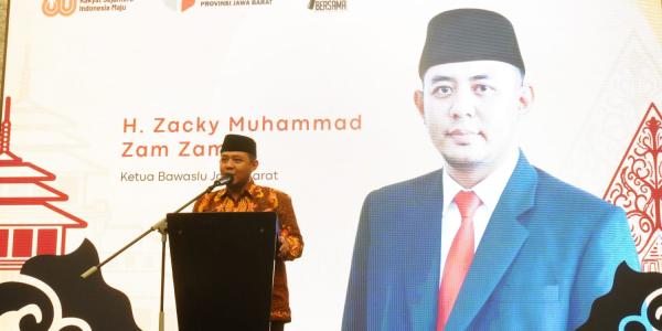 Ketua Bawaslu Jabar, Zacky Muhammad Zam Zam berikan sambutan pada saat kegiatan Penguatan Kelembagaan Pengawas Pemilu di Jawa Barat yang di gelar di Holiday Inn Bandung, Rabu (27/08/2025).