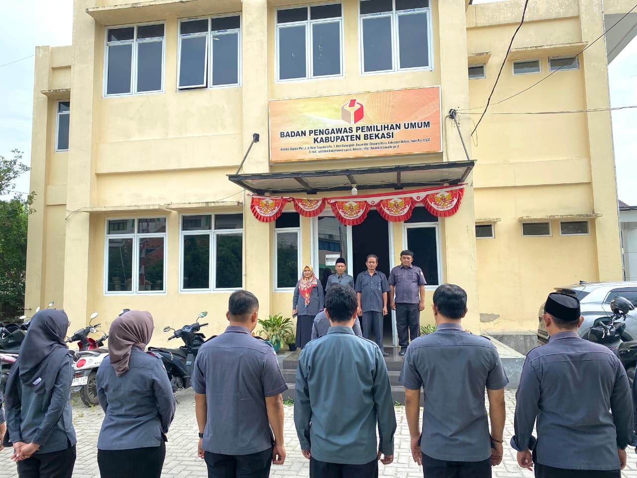 Pimpinan beserta jajaran Staf Bawaslu Kabupaten Bekasi laksanakan apel pagi di Halaman Kantor Bawaslu Kabupaten Bekasi, pada Senin (8/9/2025).