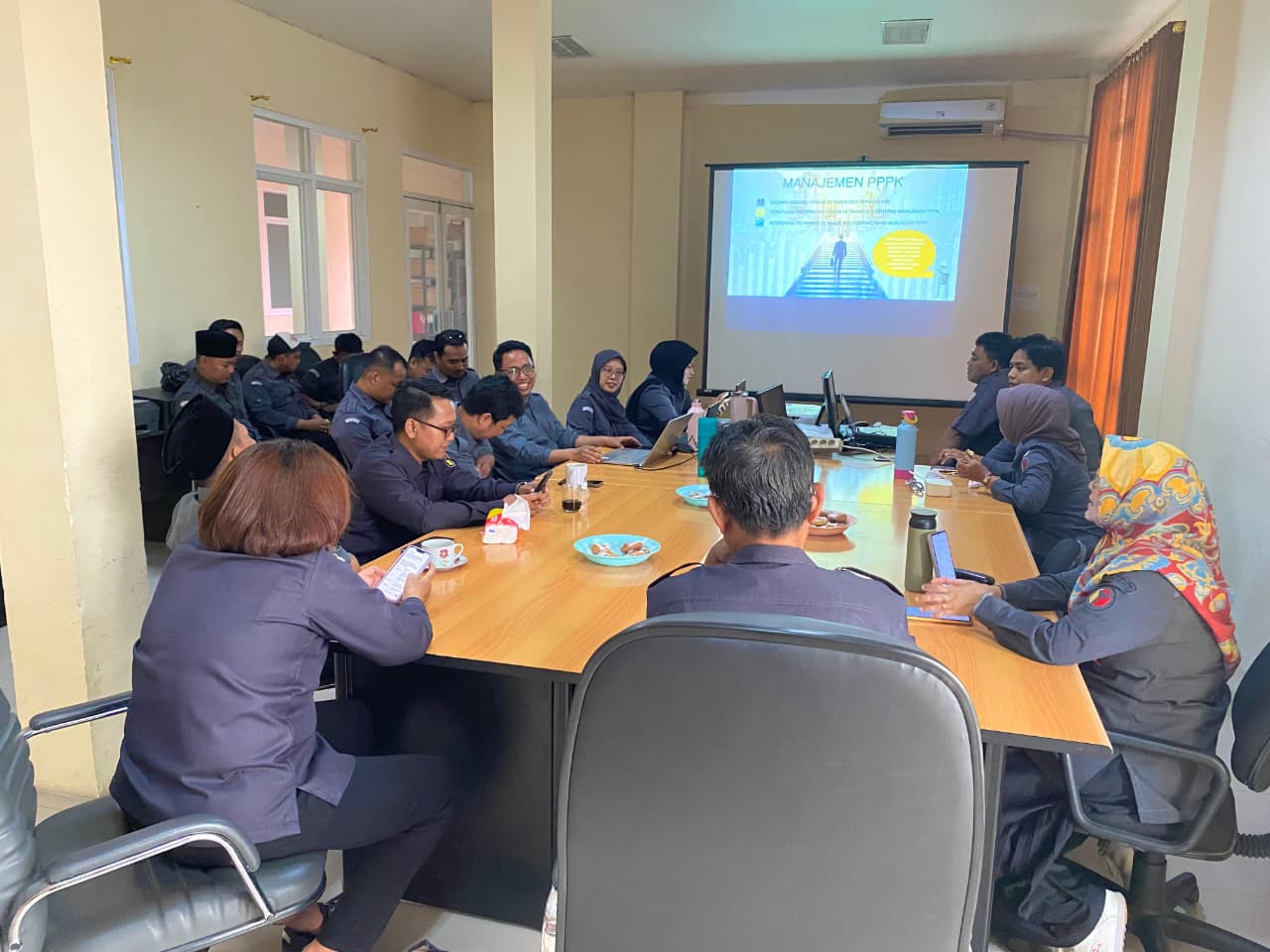 Seluruh jajaran pegawai Bawaslu Kabupaten Bekasi ikuti Kajian dan diskusi Divisi SDMO dan Diklat di Ruang Rapat Kantor Bawaslu Kabupaten Bekasi, pada Senin (8/9/2025).