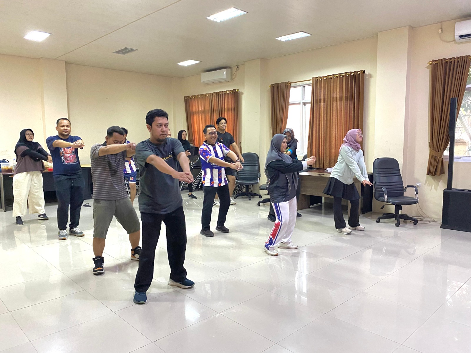 Pimpinan dan Jajaran Sekretariat Bawaslu Kabupaten Bekasi kompak mengikuti Senam Bersama dalam rangka Gerakan Jumat Sehati (Jumat Menjaga Tubuh, Sehat Hati, Kuat Iman ) yang di gelar di Aula Kantor Bawaslu Kabupaten Bekasi, pada Jum'at (12/9/2025).