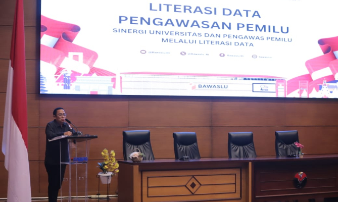 Anggota Bawaslu RI, Puadi berikan arahan pada kegiatan Literasi Data Pengawasan Pemilu di UPI Bandung, Senin (13/10/2025).