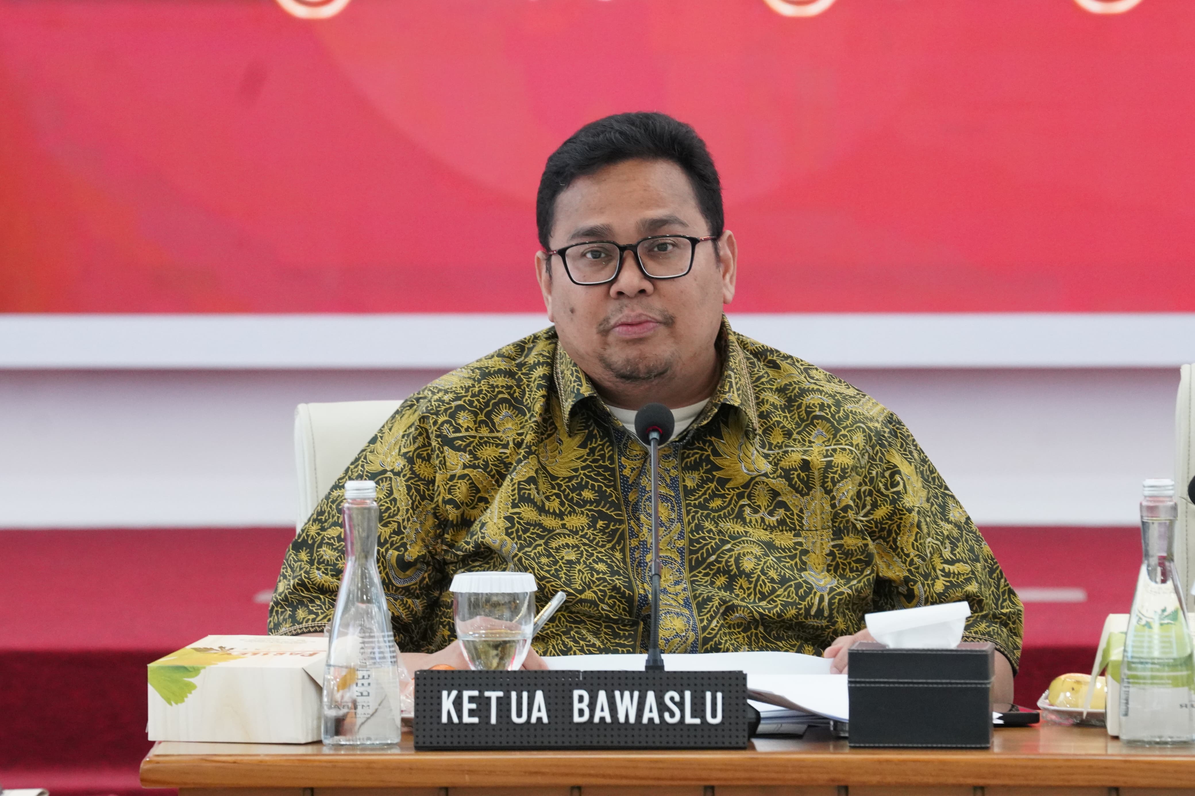 Ketua Bawaslu Rahmat Bagja Forum Diskusi Terpumpun dengan tema Penguatan Transparansi, Integritas, dan Inovasi dalam Kampanye serta Pengelolaan Dana Kampanye di Era Digital untuk Mewujudkan Pemilu dan Pemilihan yang Partisipatif dan Berkeadilan, di Kantor KPU, Selasa, (14/10/2025).