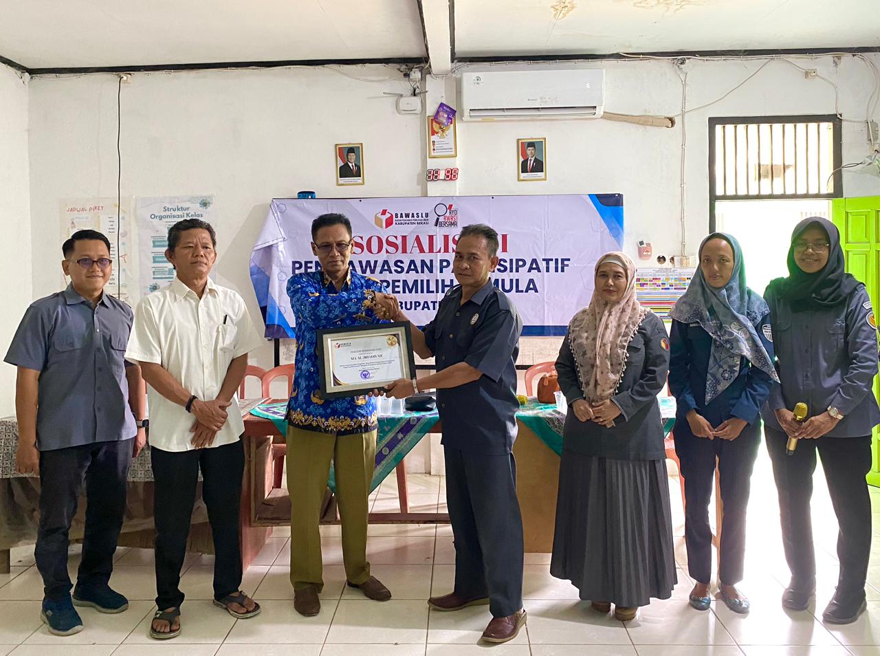 Bawaslu Kabupaten Bekasi berikan Cendramata berupa Piagam kepada di MA Al - Jihadiyah Sukatani usai Kegiatan Sosialisasi Pengawasan Partisipatif Bagi Pemilih Pemula, pada Selasa (14/10/2025).