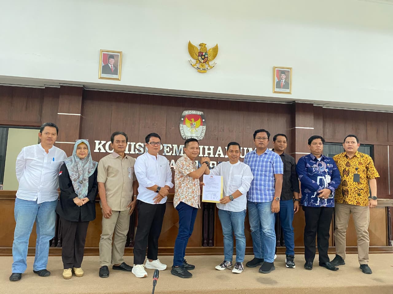 Penyerahan Berita Acara Hasil Pleno kepada Bawaslu Kabupaten Bekasi pada Rapat Pleno Rekapitulasi Pemutakhiran Data Pemilih Berkelanjutan (PDPB) Triwulan III Tahun 2025 Tingkat Kabupaten Bekasi, pada Jum'at (3/10/2025).