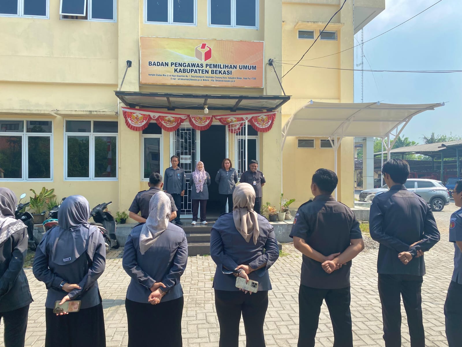 Anggota Bawaslu Kabupaten Bekasi pimpin langsung Apel Pagi ysng di gelar di Halaman Kantor Bawaslu Kabupaten Bekasi, pada Senin Pagi (6/10/2025).
