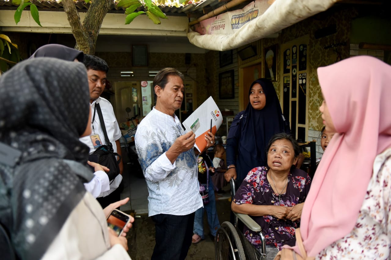 Koordinator Divisi Pencegahan, Partisipasi Masyarakat, dan Hubungan Masyarakat Bawaslu Kabupaten Bekasi, Syahroji, saat melakukan uji petik terhadap proses pemutakhiran data pemilih berkelanjutan (PDPB) di Bekasi, Jawa Barat, Kamis (9/10/2025).