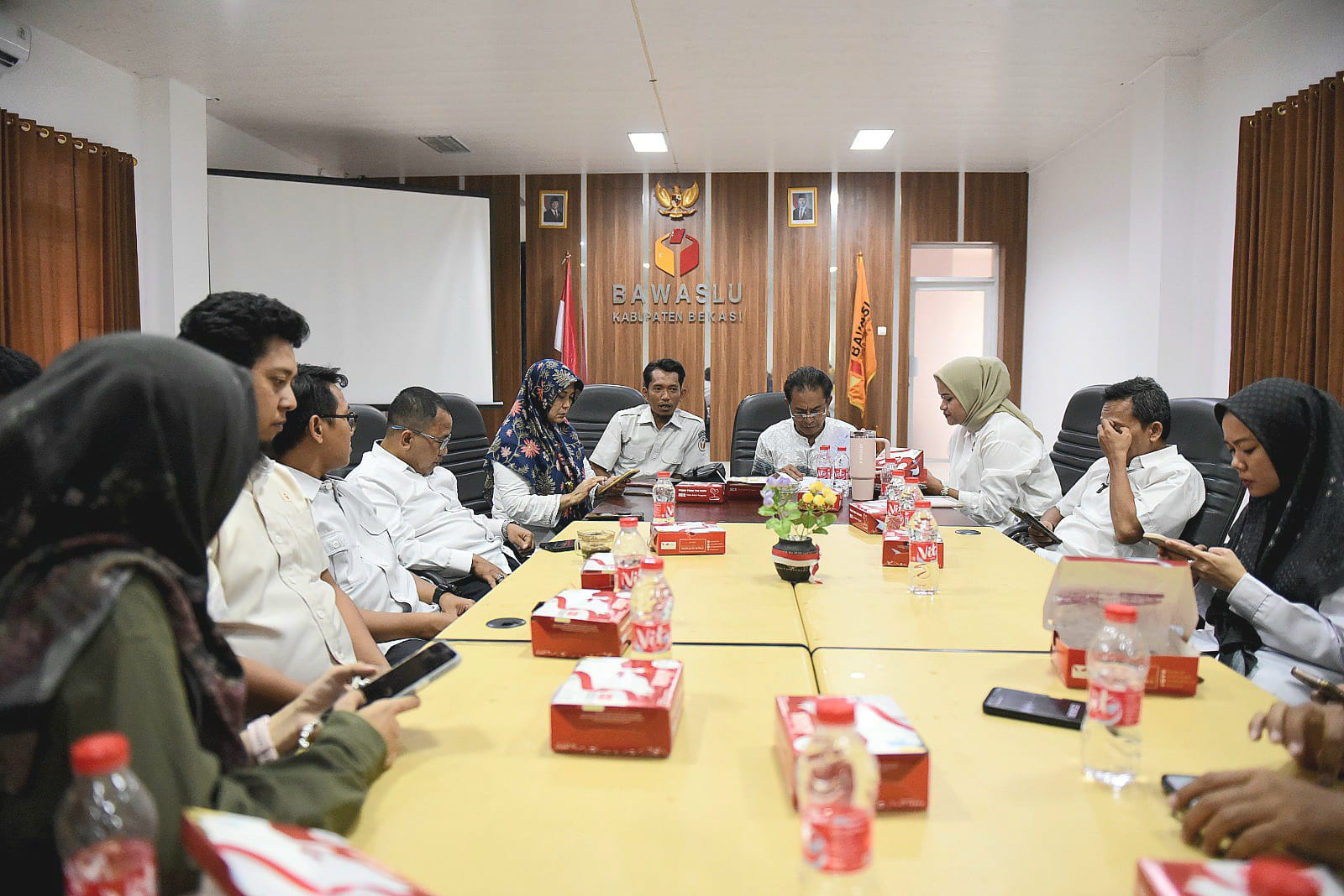 Suasana Kegiatan Rapat Fasilitasi Peningkatan Kapasitas Pengelolaan Kehumasan di Bawaslu Kabupaten Bekasi pada Masa Non Tahapan Pemilu/Pemilihan yang di gelar di Aula Kantor Bawaslu Kabupaten Bekasi, pada Rabu (8/10/2025).
