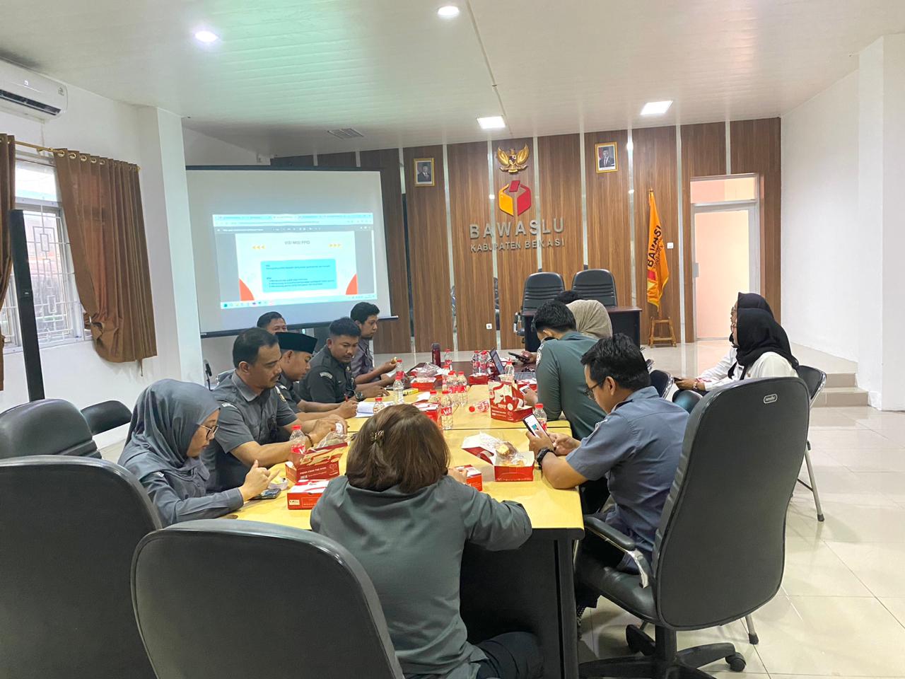Suasana Rapat Kajian terkait Pelayanan Data dan Informasi Publik dengan agenda Tata Cara Permohonan Informasi Publik melalui PPID (Pejabat Pengelola Data dan Informasi) Bawaslu Kabupaten Bekasi yang di gelar di Aula Kantor Bawaslu Kabupaten Bekasi, pada Senin (6/10/2025).