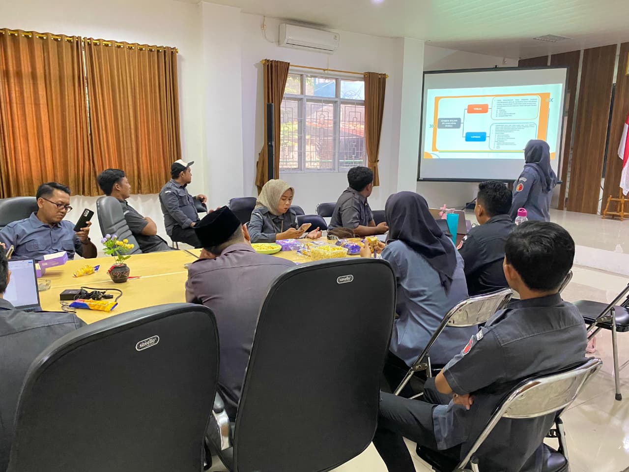 CPNS Bawaslu Kabupaten Bekasi, Yeni Royani, S.H. (Analis Hukum Ahli Pertama), melaksanakan Aktualisasi Latsar CPNS Tahun 2025 di Kantor Bawaslu Kabupaten Bekasi, pada Senin (20/10/2025).  CPNS Bawaslu Kabupaten Bekasi, Yeni Royani, S.H. (Analis Hukum Ahli Pertama), melaksanakan Aktualisasi Latsar CPNS Tahun 2025 di Kantor Bawaslu Kabupaten Bekasi, pada Senin (20/10/2025).  
