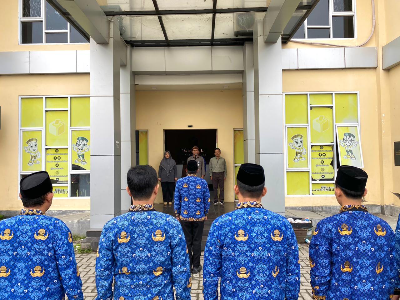 Bawaslu Kabupaten Bekasi menggelar Upacara Peringatan Hari Sumpah Pemuda Ke 97 Tahun, di Halaman Kantor Bawaslu Kabupaten Bekasi, Selasa (28/10/2025)