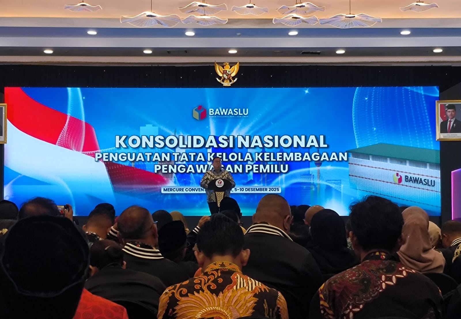 Ketua Bawaslu Rahmat Bagja saat memberikan sambutan dan arahan, di acara Konsolidasi Nasional Penguatan Tata Kelola Kelembagaan Pengawas Pemilu, Senin (8/12/2025) malam.