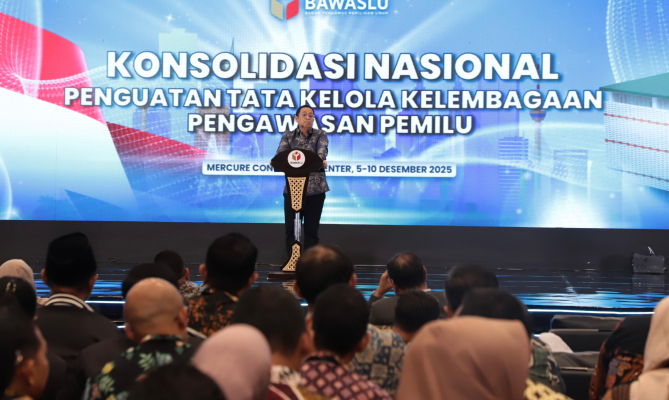 Anggota Bawaslu Republik Indoesia, Puadi saat memberikan sambutan pada Konsolidasi Nasional Penguatan Tata Kelola Kelembagaan Pengawas Pemilu di Jakarta, Senin (9/12/2025) malam.
