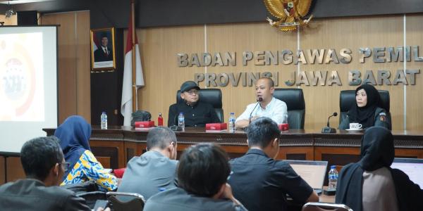 as dan Data Informasi (Datin) Bawaslu Jawa Barat, Muamarullah (tengah), didampingi Koordinator Divisi SDM, Feredddy (kiri), dan Kepala Bagian Hukum, Humas, Data, dan Informasi, Isti Khoiriana Karim (kanan), saat memberikan arahan dalam kegiatan Rapat Evaluasi Pengelolaan dan Pemanfaatan Website Baledata di Bandung, Selasa (04/11/2025).