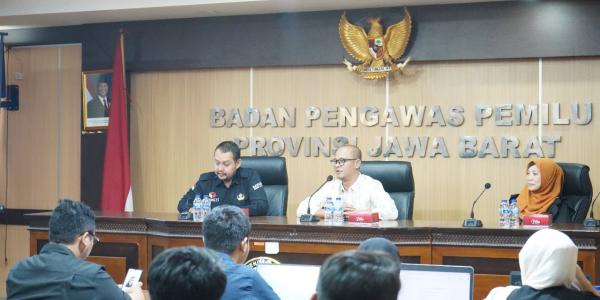 Koordinator Divisi Hukum, Humas, Data dan Informasi (HHDI) Bawaslu Provinsi Jawa Barat Muamarullah (tengah) bersama Kepala Bagian HHDI Isti Khoiriana Karim (kanan) saat memberikan arahan dalam Rapat Pengelolaan Website Bawaslu Kabupaten/Kota se-Jawa Barat yang digelar di Kantor Bawaslu Provinsi Jawa Barat, Kamis (13/11/2025).