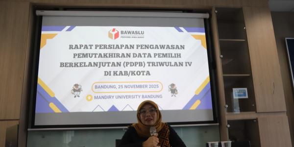 Anggota Bawaslu Jawa Barat, Nuryamah sedang memberikan arahan pada Rapat Persiapan Pengawasan Pemutakhiran Data Pemilih Berkelanjutan yang diselenggarakan di Mandiri University, Selasa (25/11/2025).