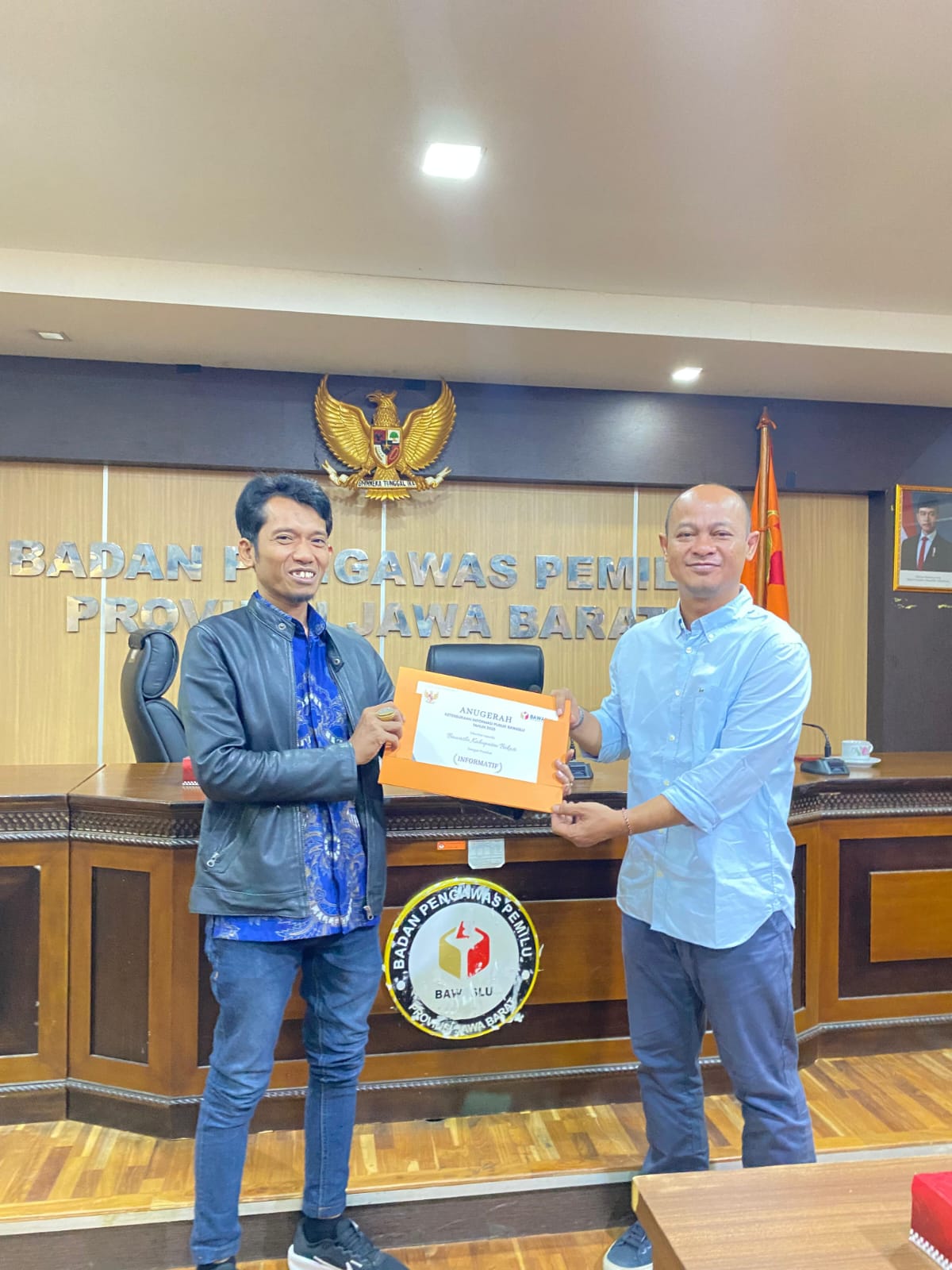 Anggota Bawaslu Kabupaten Bekasi, Khoirudin (kiri) Menerima penghargaan pada Anugerah Keterbukaan Informasi Publik Bawaslu Tahun 2025 yang di gelar Bawaslu RI dengan Predikat "Informatif"  yang di sampaikan oleh Bawaslu Jawa Barat, Muamarullah (kanan), Anggota Bawaslu Provinsi Jawa Barat selaku Koordinator Divisi Humas, Data dan Informasi, di Kota Bandung, Selasa (4/11/2025).