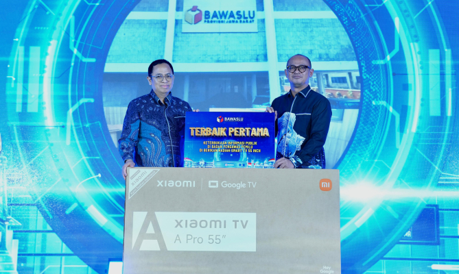 Penyerahan Penghargaan Predikat Pertama oleh Anggota Bawaslu Republik Indonesia, Puadi, Kepada Bawaslu Provinsi Jawa Barat ( Muamarrallah, Anggota Bawaslu Provinsi Jawa Barat) dalam Penganugrahan Keterbukaan Informasi Publik Bawaslu Provinsi Tahun 2025 di Jakarta, Sabtu (13/12/2025).