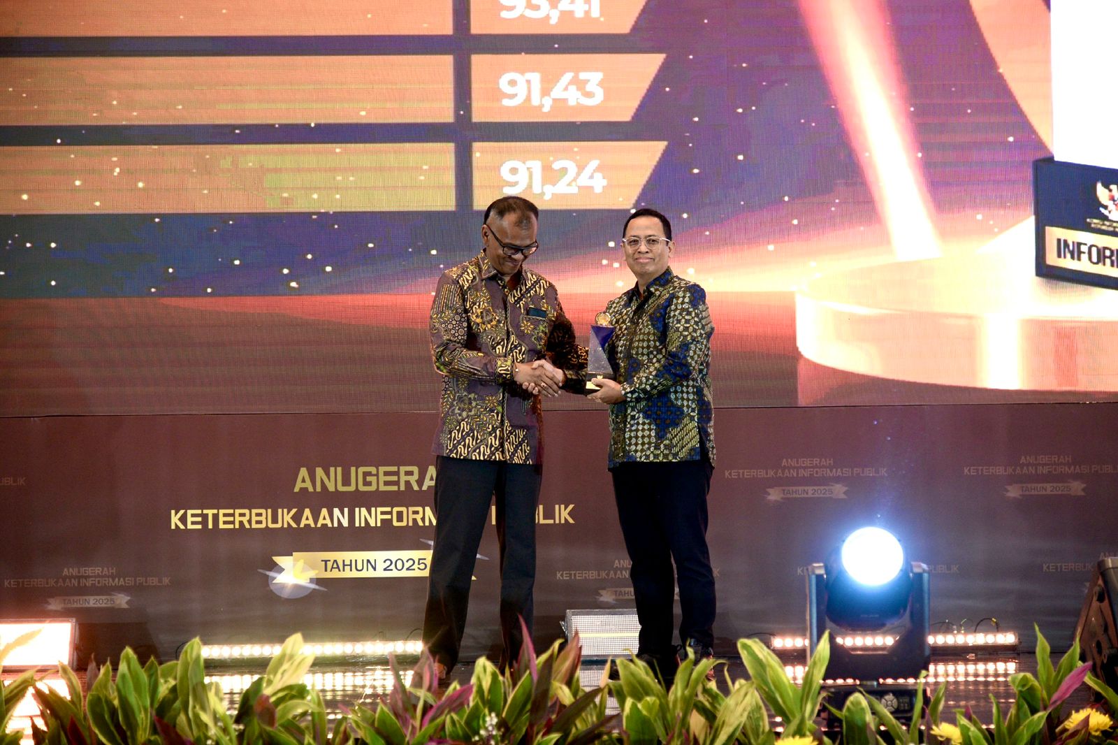 Anggota Bawaslu Republik Inodesia, Puadi saat menerima kualifikasi Informatif sebagai badan publik dalam pelaksanaan monitoring dan evaluasi Keterbukaan Informasi Publik Tahun 2025, Senin (15/12/2025).